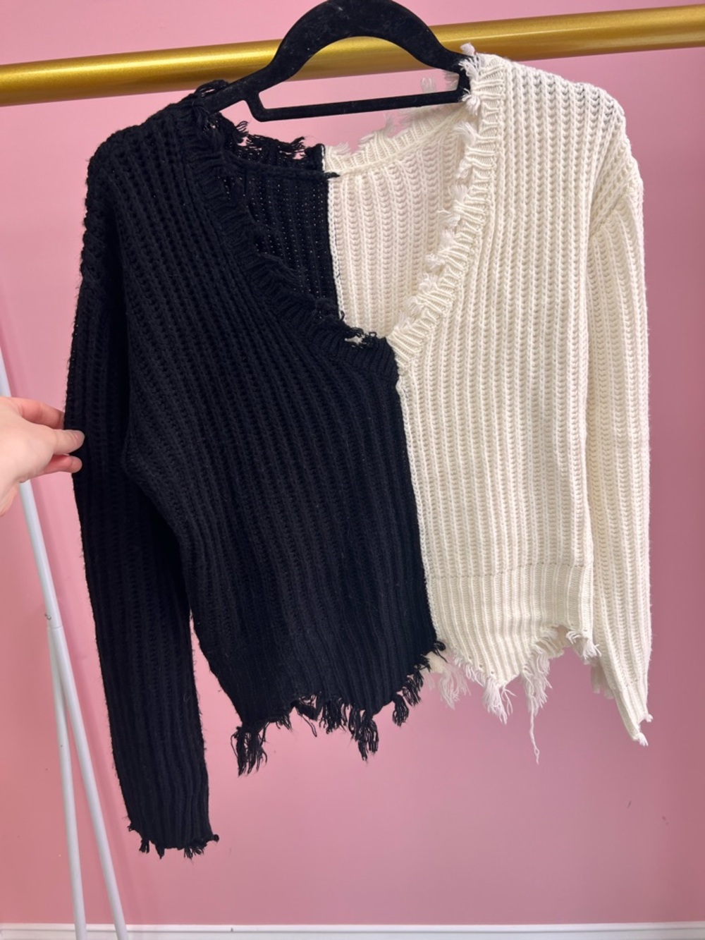 Distressed Two-Tone V‑Neck Chunky Sweater - Black & white